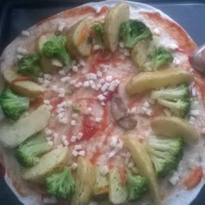 Pizza na tortilli z mrożonymi warzywami