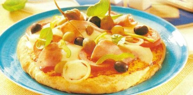 Pizza neapolitańska z szynką drobiową