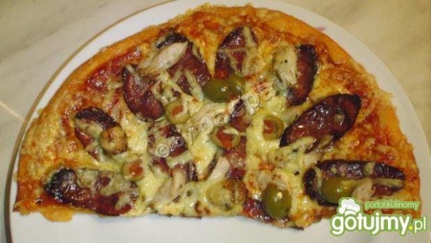 Pizza oliwowa z kiełbasą z dzika