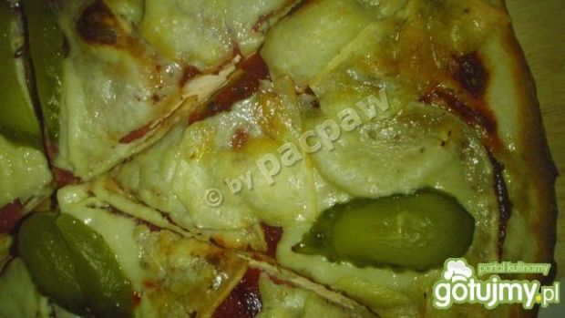 Pizza oliwowa z salami i ogórkiem
