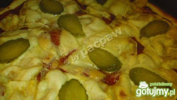 Pizza oliwowa z salami i ogórkiem