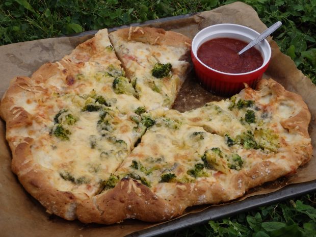 Pizza orkiszowa z brokułem i serami