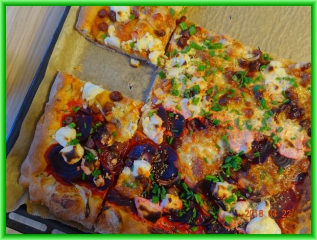 Pizza orkiszowa z buraczkami