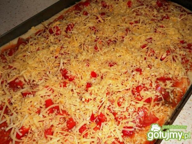 Pizza peperoni na cienkim cieście