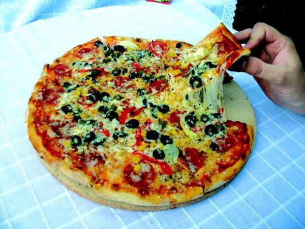 Pizza pieczona na kamieniu do pizzy