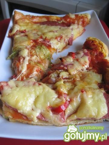 Pizza pikantna z salami i serem 