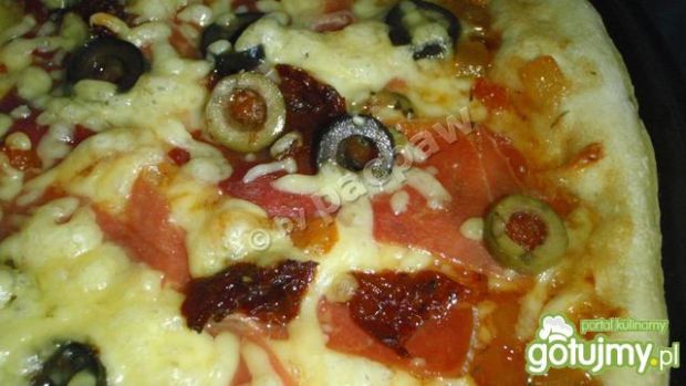Pizza pikatna  z szynką serrano