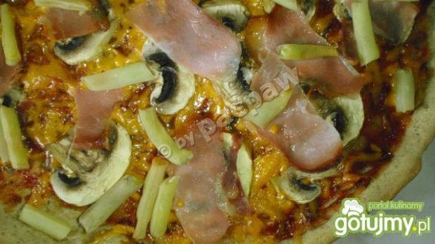 Pizza piniowa z fasolką szparagową