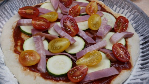 Pizza pomidorowo cukiniowa z serem 