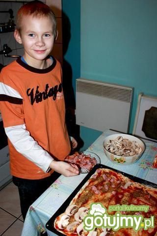 Pizza prawie wykonana przez Grzesia