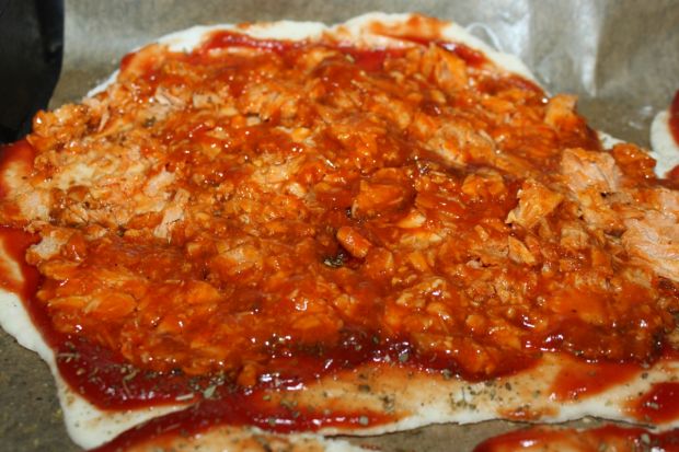Pizza rewelacyjna z dwoma rodzajami łososia