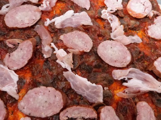 Pizza z ajwarem i suszonymi pomidorami