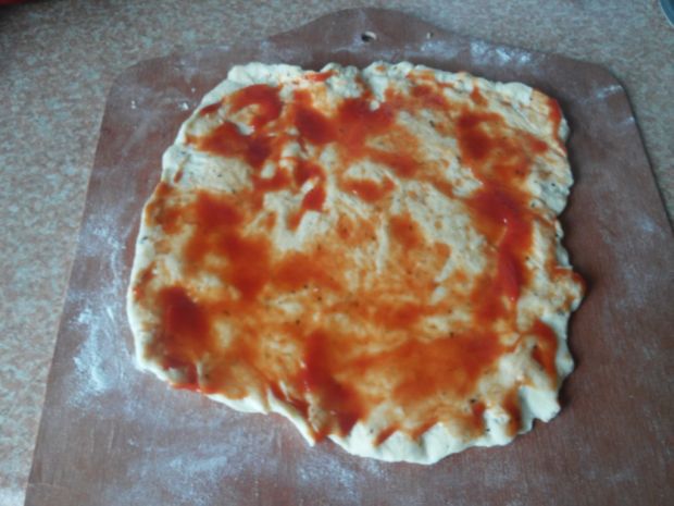 Pizza z białą kiełbasą i papryką z nutą oregano 