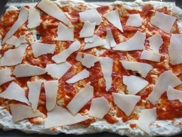 Pizza z boczkiem i salami 