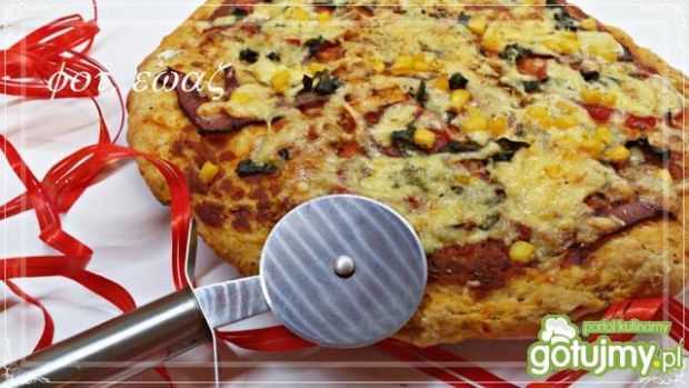 Pizza z boczkiem, pomidorem i serem