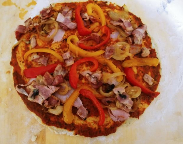 Pizza z boczkiem, szynką i warzywami 