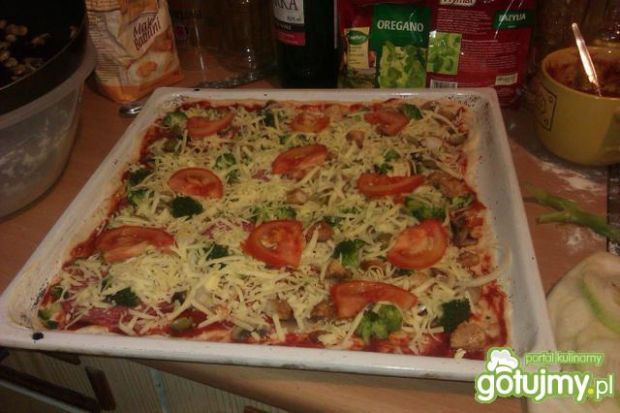 Pizza z brokułami i pomidorami
