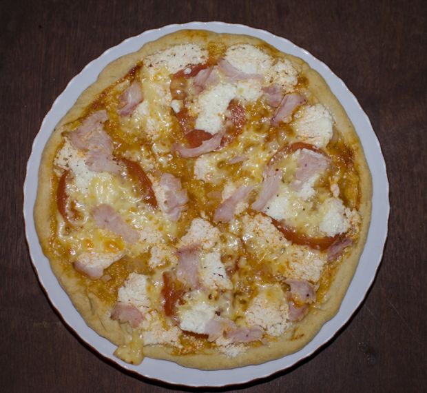 Pizza z cebulą, pomidorem, szynką i serem feta