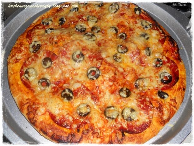 Pizza z chorizo i czarnymi oliwkami