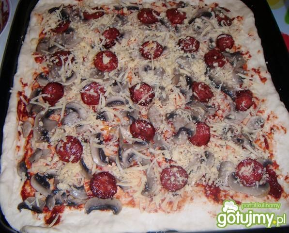 Pizza  z chorizo i pieczarkami