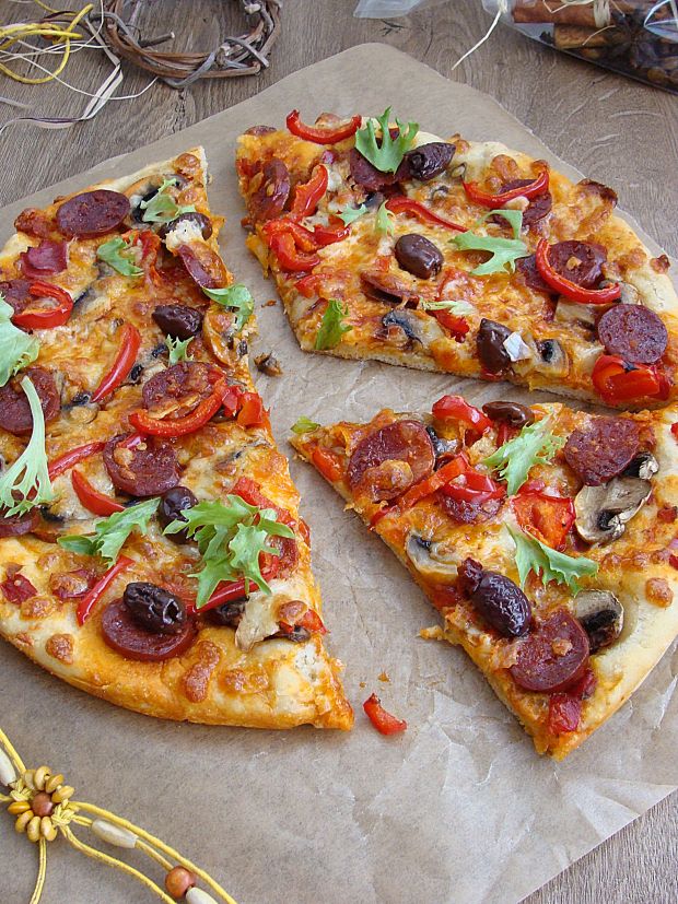 Pizza z chorizo oliwkami kalamata i mozzarellą