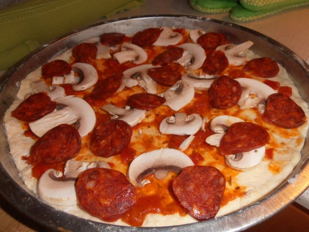 Pizza z chorizo oliwkami kalamata i mozzarellą
