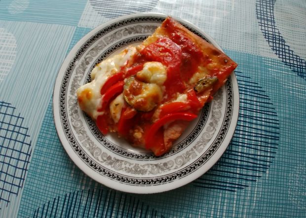 Pizza z cukinią, papryką, pomidorami i wędliną 