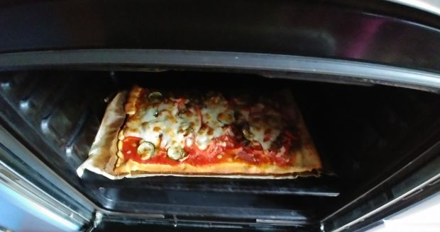 Pizza z cukinią, papryką, pomidorami i wędliną