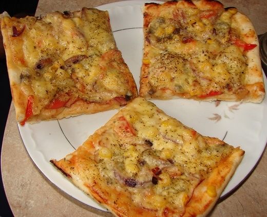 Pizza z czerwoną cebulką i kukurydzą