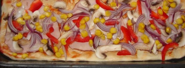 Pizza z czerwoną cebulką i kukurydzą