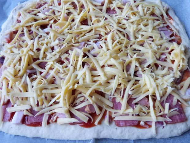 Pizza z czosnkiem i salami
