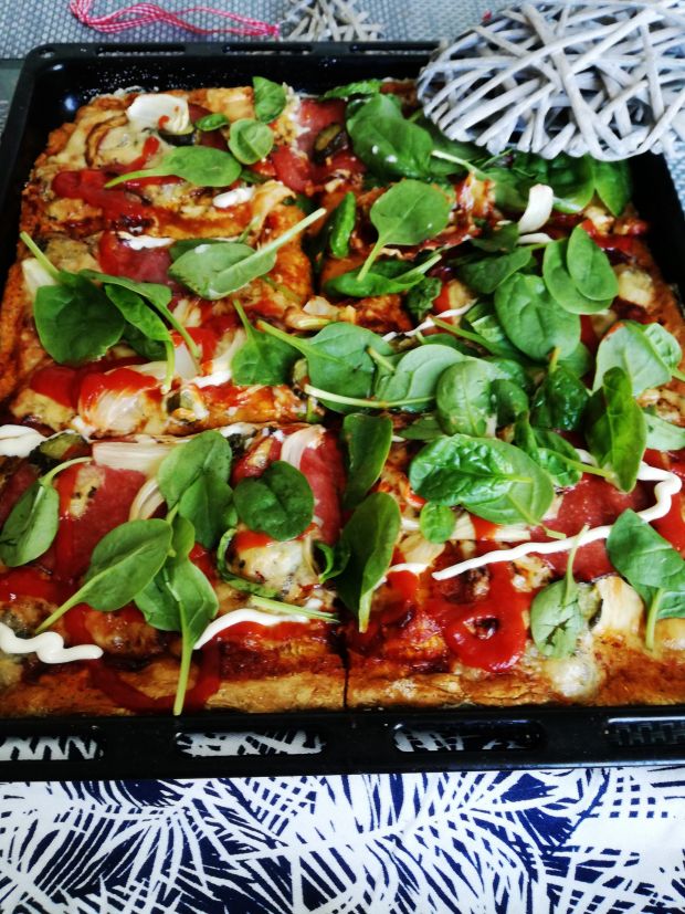 Pizza z domowym sosem pomidorowym