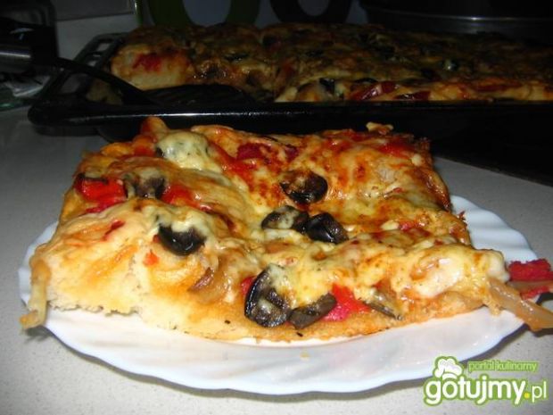 pizza z grilowanymi warzywami i salami
