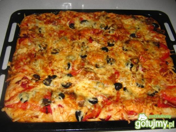 pizza z grilowanymi warzywami i salami