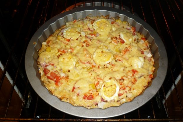 Pizza z jajkiem, szynką, papryką i pomidorem
