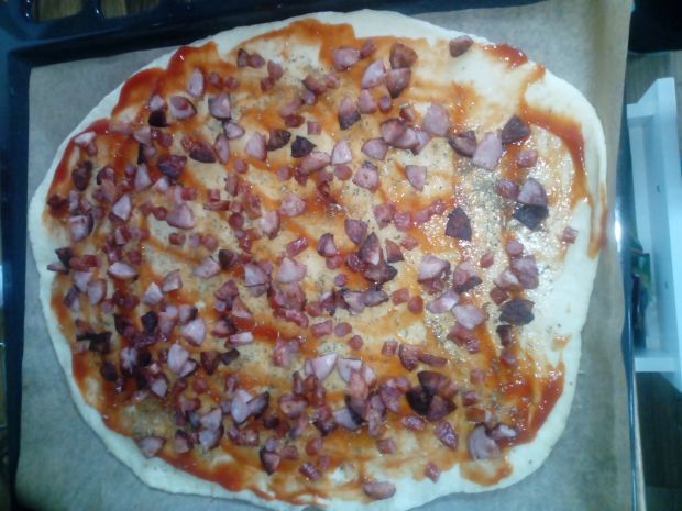 Pizza z kabanosami i smażoną kiełbasą