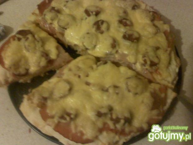 Pizza z kabanoskami, wędliną i serem