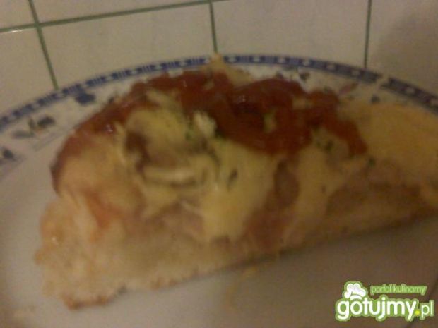 Pizza z kabanoskami, wędliną i serem