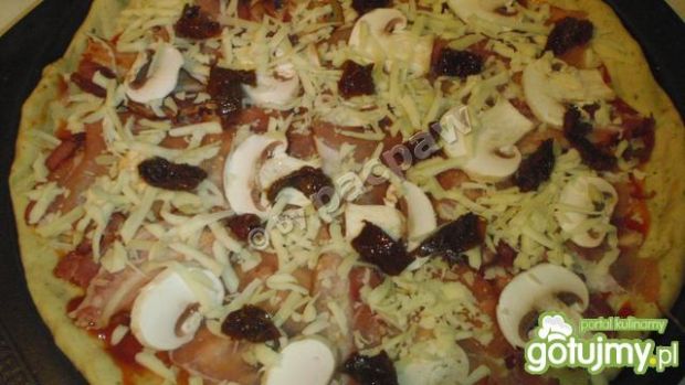 Pizza z kaparami, boczkiem i ogonówką