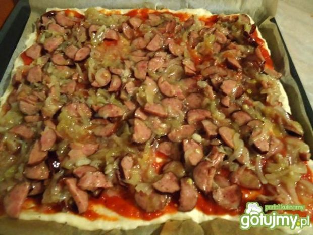 Pizza z kiełbasą, cebulą i papryką