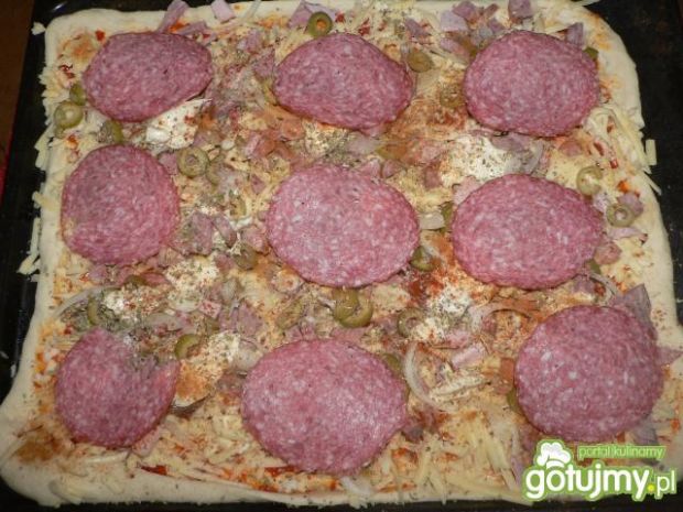 Pizza z kiełbasą i salami