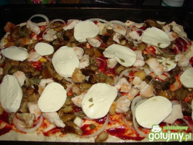 Pizza z kiełkami, grzybami i mozarellą