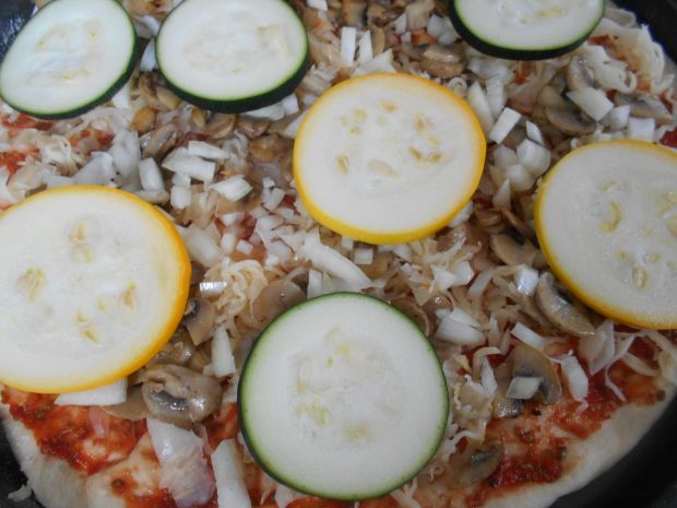 Pizza z kiszoną kapustą, cukinią i pieczarkami