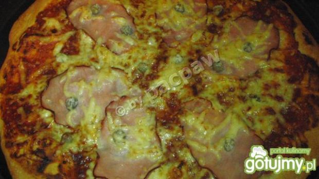 Pizza z krotoszyńską, kaparami 