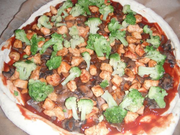 Pizza z kurczakiem i brokułami