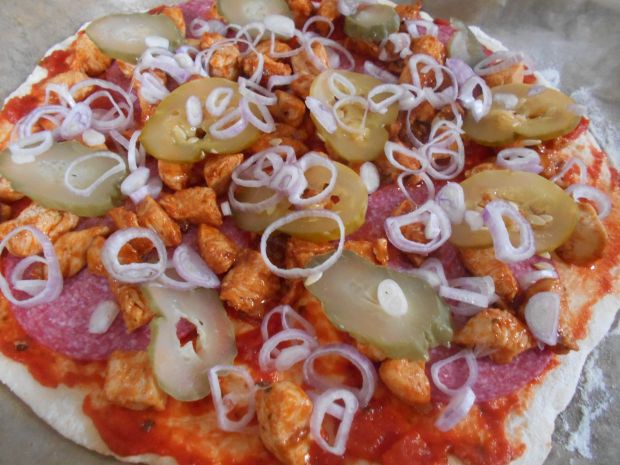 Pizza z kurczakiem, salami i ogórkiem