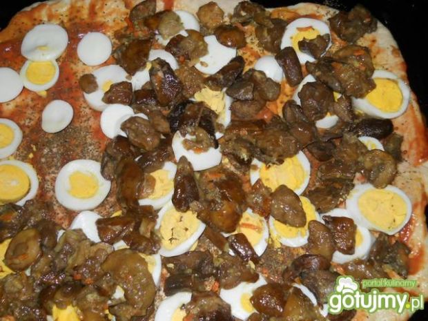Pizza z leśnymi grzybami i jajkiem 