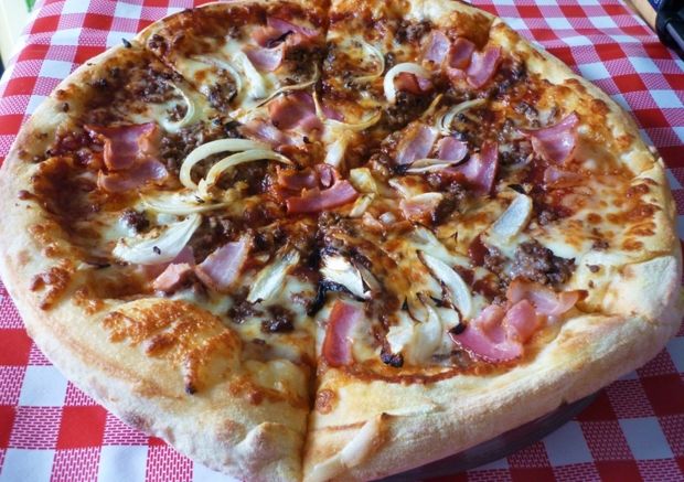 Pizza z mięsem i serem mozzarella