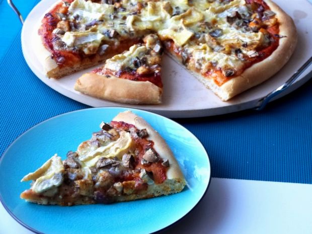 Pizza z mięsem i serem pleśniowym