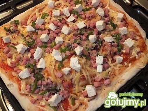 Pizza z mozarellą i zieloną papryką